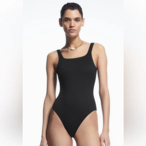 ワンピース KINDAME 25ss \tV-neck pleated one-piece The Ruffle Seaway Square Neck One-Piece | Summersalt